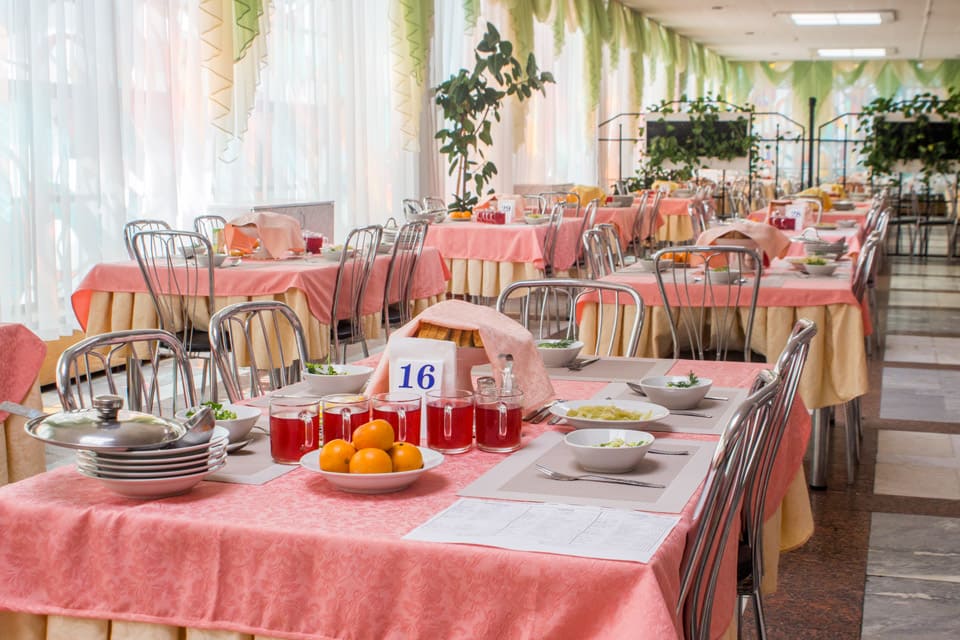Сервированный столик в обеденном зале санатория Зори Ставрополья Пятигорск