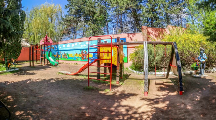 Детская игровая площадка на территории санатория Зори Ставрополья в Пятигорске