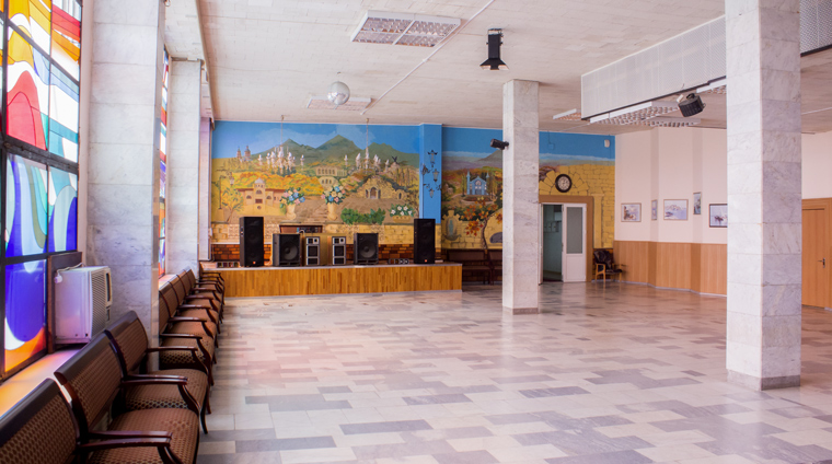 Общий вид танцевального зала в клубе санатория Зори Ставрополья в Пятигорске
