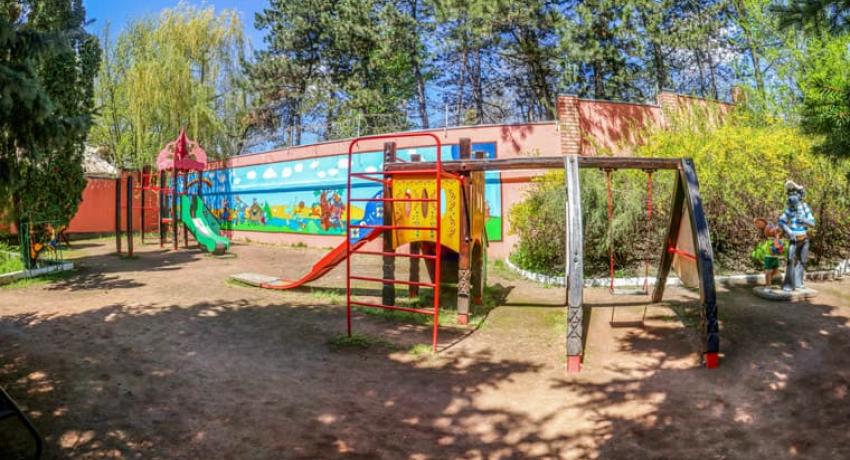 Детская игровая площадка на территории санатория Зори Ставрополья в Пятигорске